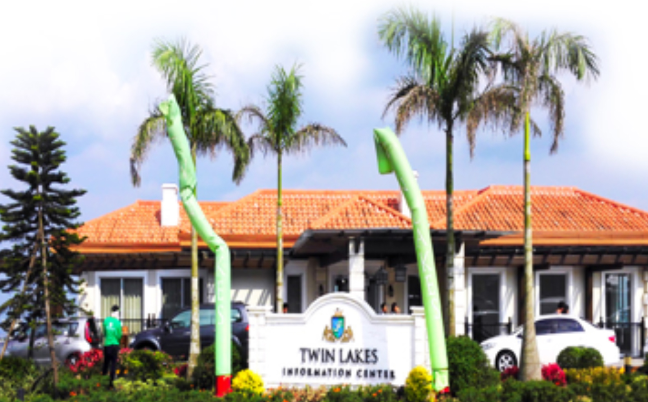 Twin Lakes Hotel